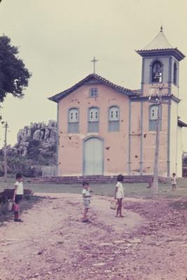 Igreja e crianças nos arredores de Diamantina