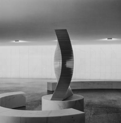 "Polivolume: Ponto de Encontro", escultura de Mary Vieira, no Palácio dos Arcos ou Palácio Itamaraty