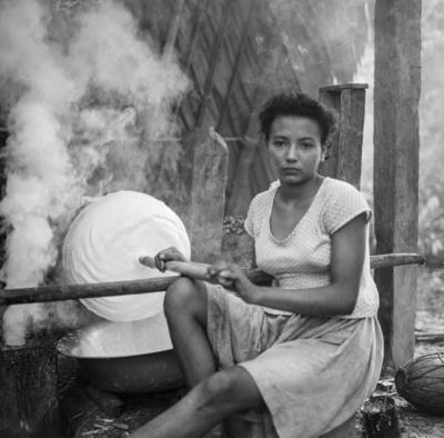 Ilha de Marajó - Mulher defumando látex