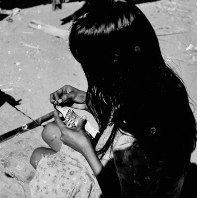 Mulher do povo Karajá confeccionando bonecas de cerâmica chamadas Ritxòkò