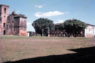 Ruínas da Igreja Matriz de São Matias e edificação (à direita)