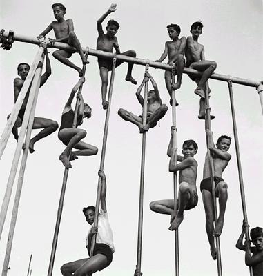 Meninos brincando no pátio do clube Atlético Mineiro