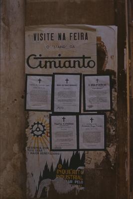 Parede com obituários