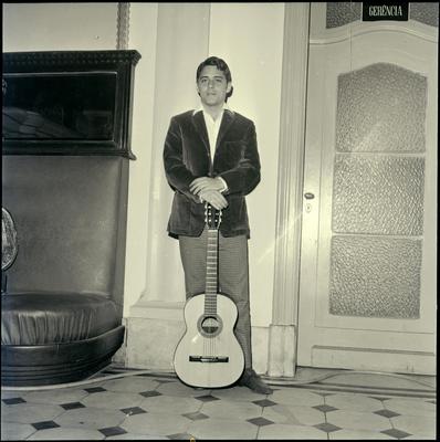 Chico Buarque com o violão