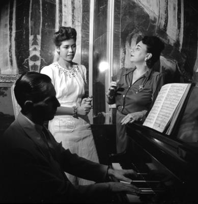 Gabriella Besanzoni Lage e seus convidados durante sarau