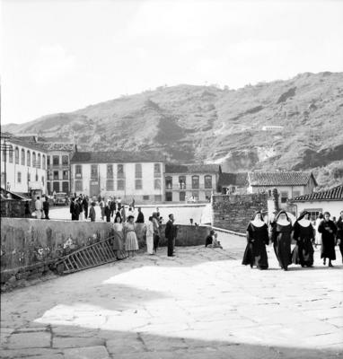 À espera da procissão na praça Tomás Gonzaga
