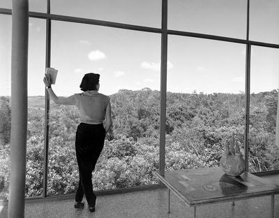 Lina Bo Bardi na Casa de Vidro