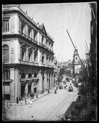 Rua Direita, atual Primeiro de Março; à esquerda, o edifício dos Correios