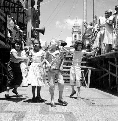 Crianças dançando o frevo