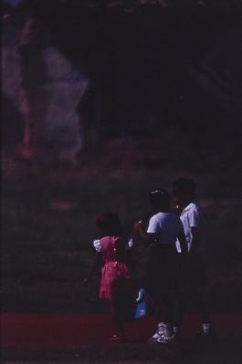 Crianças em meio à ruína