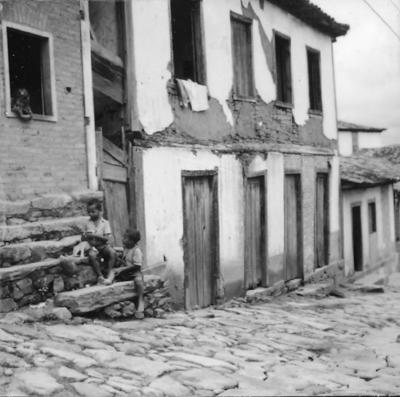 Aspectos de Congonhas, casario com criança