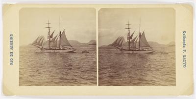 Barco a vela na Baía de Guanabara