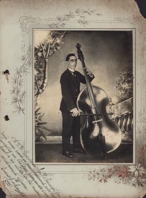 Louro com o contrabaixo