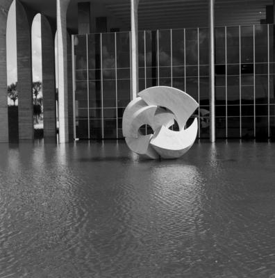 "O Meteoro", escultura de Bruno Giorgi