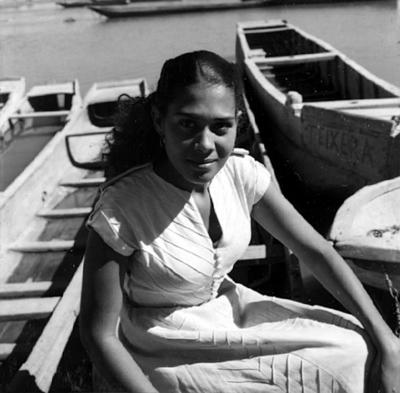 Mulher sentada em barco