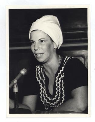 Nana Caymmi ao microfone