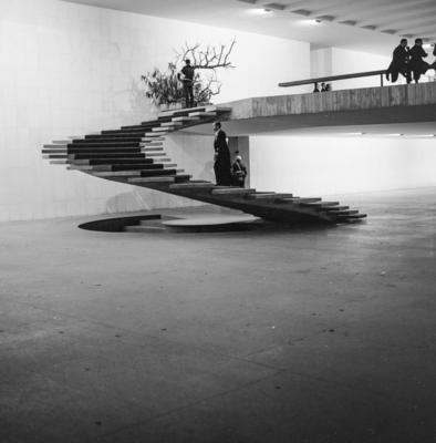 Recepção em homenagem à Rainha Elizabeth II. A escada helicoidal foi projeto dos arquitetos Milton Ramos e Joaquim Cardoso