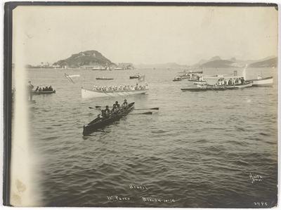 Competição de remo na enseada de Botafogo