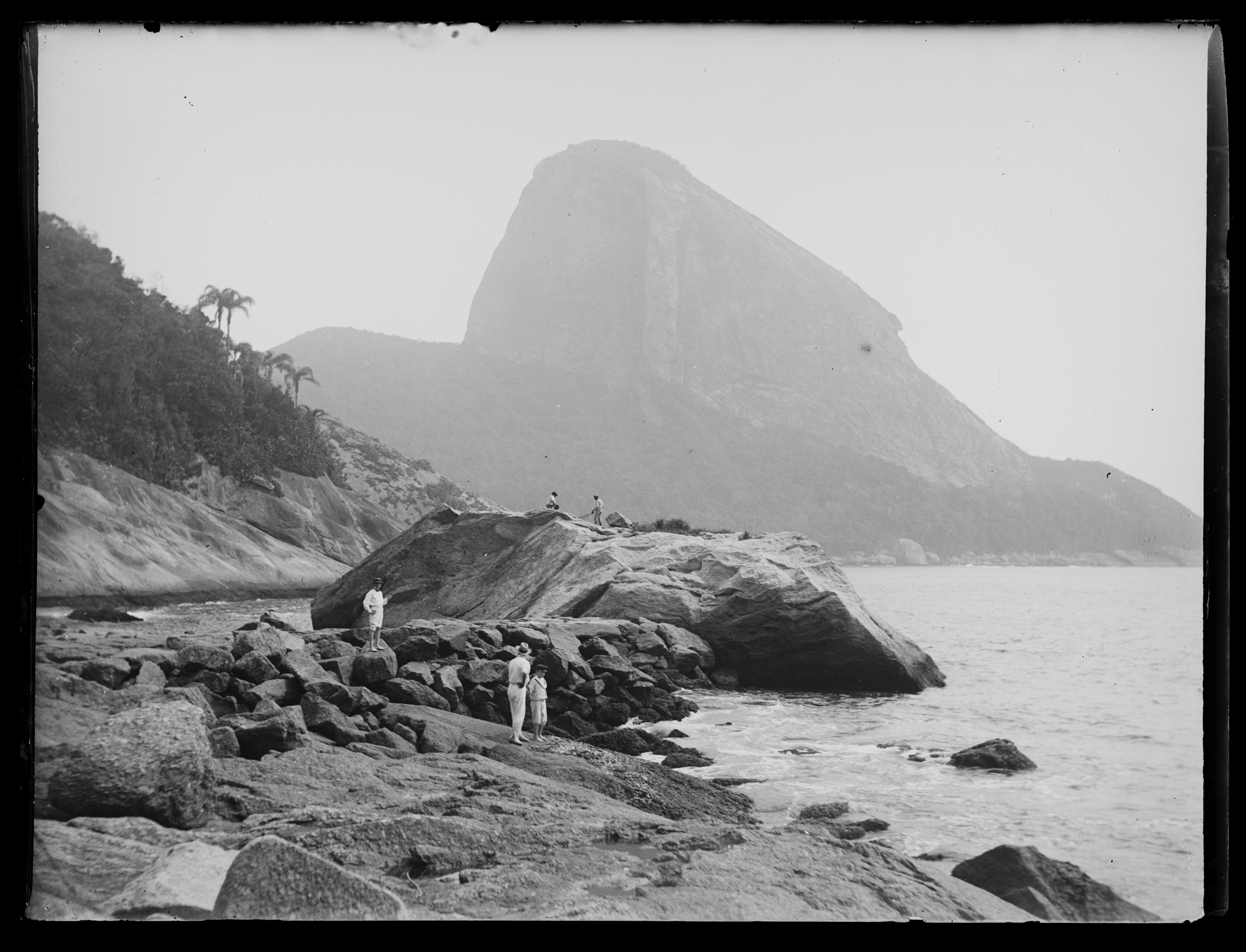 Praia e Pedra do Anel