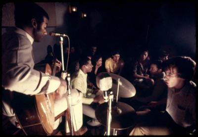 Jorge Ben Jor ao microfone com o violão