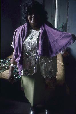 Série Mangueira - Mangueirense em traje verde e rosa