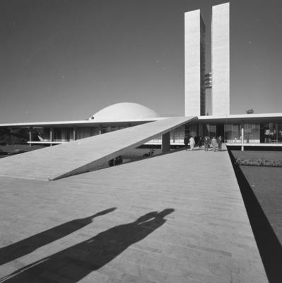 Congresso Nacional, vendo-se a sombra do fotógrafo Marcel Gautherot