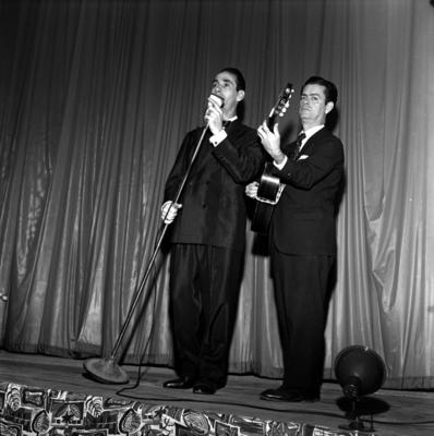 Nelson Gonçalves e violonista não identificado