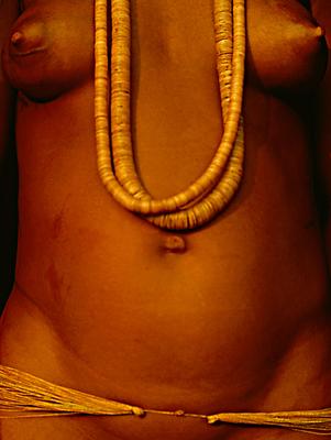 Série Xingu - Jovem Kalapalo adornada com colares e cinto ulurí