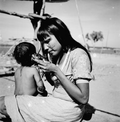 Mulher do povo Karajá confeccionando bonecas de cerâmica chamadas  Ritxòkò