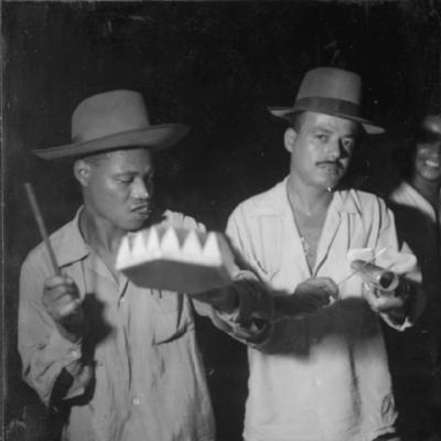 Nelson Pouco Fumo tocando tamborim e Gegê tocando reco-reco no ensaio na Portela