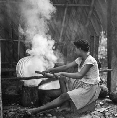 Ilha de Marajó - Mulher defumando látex