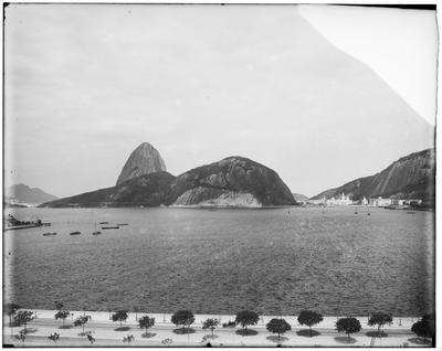 Morro do Pão de Açúcar; ao fundo, os prédios da Exposição Nacional Comemorativa do 1º Centenário da Abertura dos Portos do Brasil