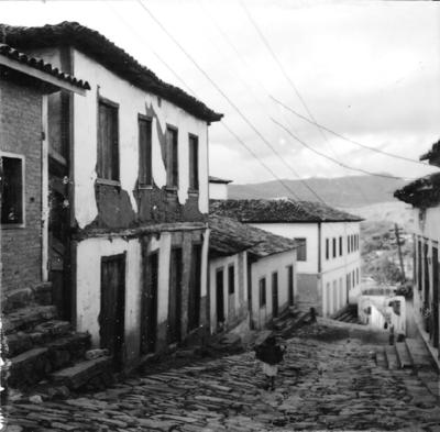 Aspectos de Congonhas, casario com criança