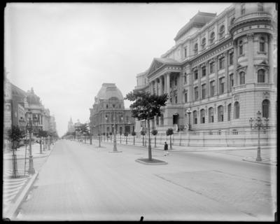 Avenida Central, atual Avenida Rio Branco; à direita, os prédios da Biblioteca Nacional e da Escola Nacional de Belas Artes
