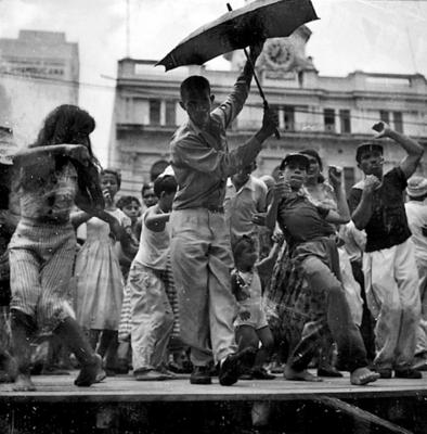 Passista de frevo no carnaval de rua de Recife