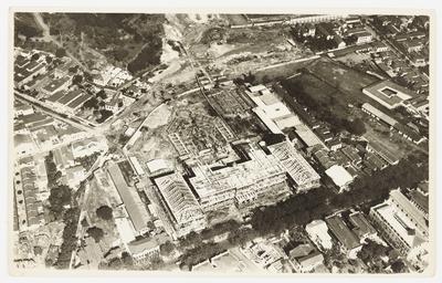 Vista área da construção da Escola Normal de Formação de Professores (atual Instituto Superior de Educação do Rio de Janeiro - ISERJ) na Rua Mariz e Barros