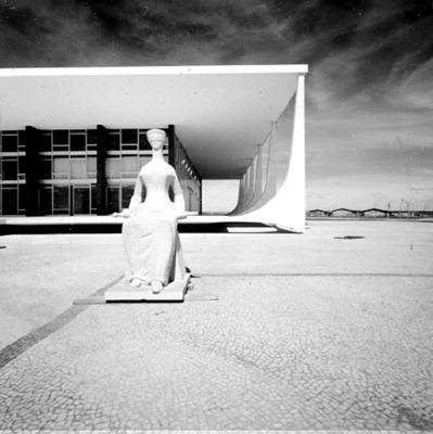 "A Justiça", escultura de Alfredo Ceschiatti