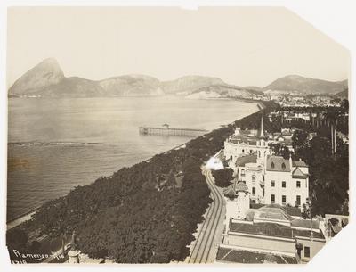 Bairro do Flamengo tomado a partir da Glória; ao fundo, o Morro do Pão de Açúcar