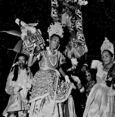 Desfile do grupo de maracatu Almirante do Forte