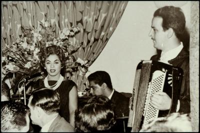 Ângela Maria ao microfone (reprodução)