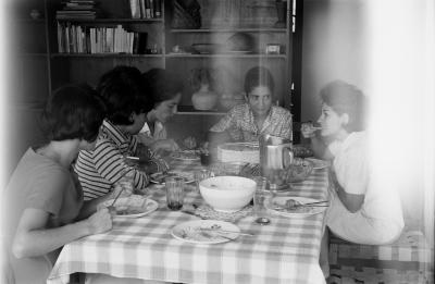 Maria Helena Guedes, Lena Coelho dos Santos, Philomena Miller, Zila Mamede e Maria de Nazareth Soares Lins no alojamento dos professores (Colina)