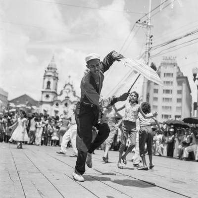 Passista de frevo em frente à Igreja Matriz do Santíssimo Sacramento de Santo Antônio