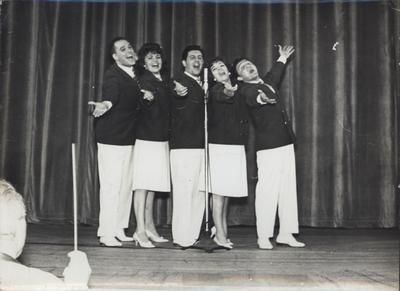 Conjunto Farroupilha ao microfone