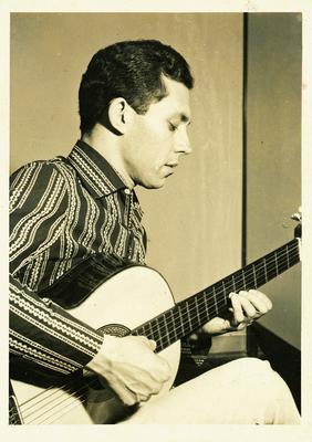 Luiz Carlos Paraná com o violão