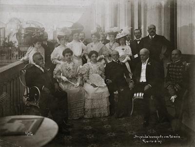 O presidente da república Afonso Pena e sua esposa Maria Guilhermina de Oliveira Pena, sentados ao centro, junto a grupo reunido no Palácio do Catete