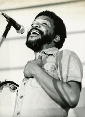 Martinho da Vila ao microfone