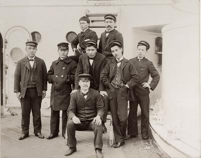 Marinheiros posando em navio