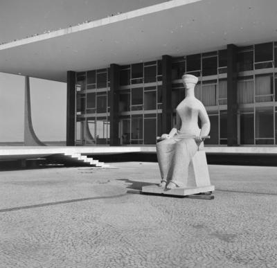 "A Justiça", escultura de Alfredo Ceschiatti