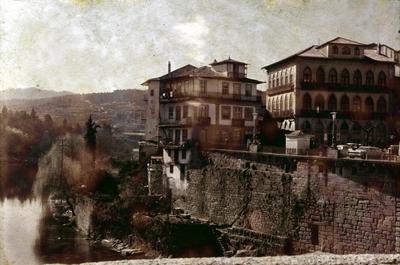 Edificações à beira do rio