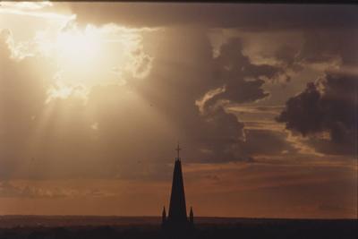 Ao fundo, torre da  Igreja Nossa Senhora Auxiliadora